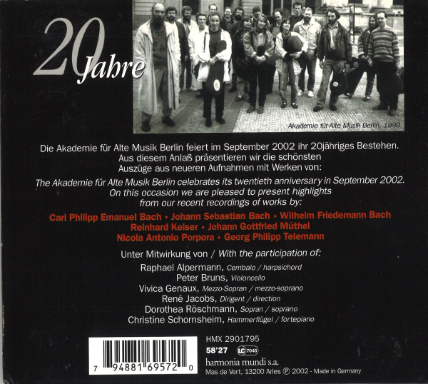 Vor schwarzem Hintergrund stehen in weißen und roten Buchstaben Text über das Ensemble, die Mitwirkenden und zu den Werken auf der CD. Oben ist ein schwarz-weiße Fotografie der Musiker:innen mit ihren Instrumentenkästen.