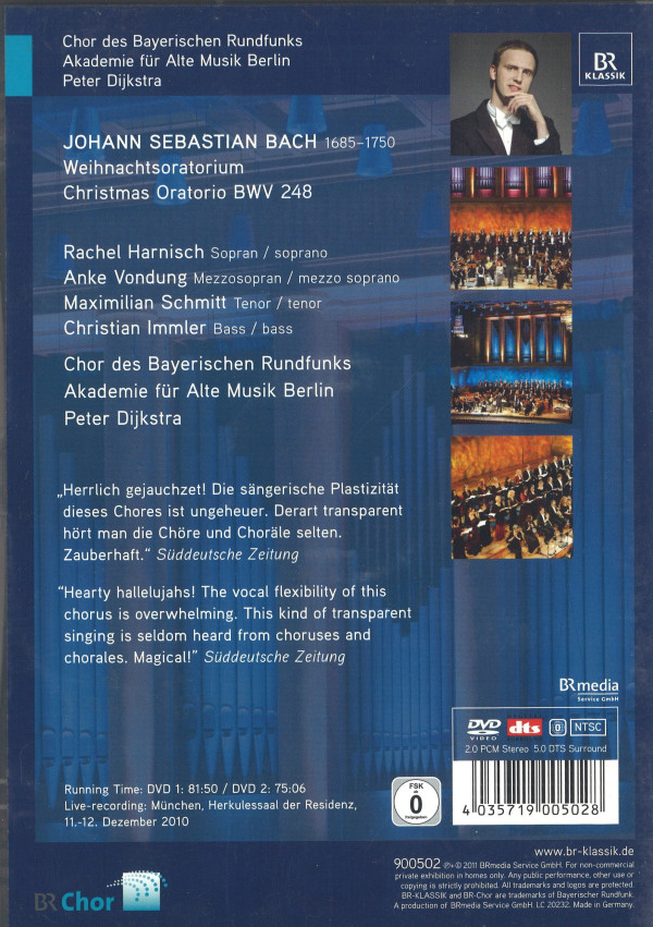 Angaben zu Komponist, Werk und Mitwirkenden. Außerdem vier kleine Fotografien, die während der Aufnahmen entstanden sind.