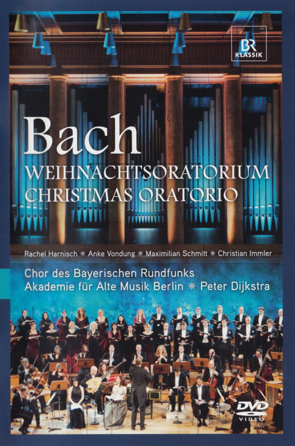 Im Hintergrund das Bild eines Chors und Orchesters in einem Saal. Im Vordergrund Angaben zu Komponist, Werk und Mitwirkenden.