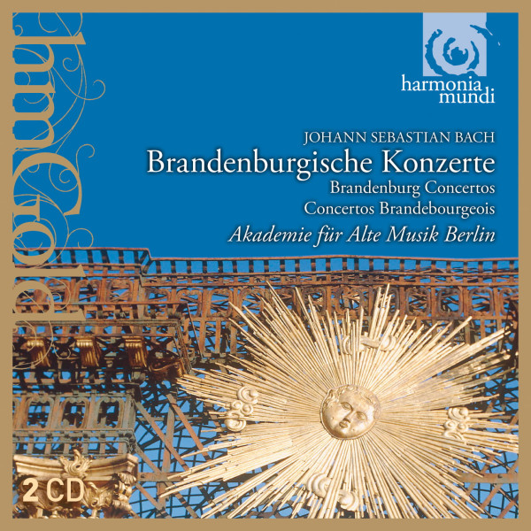 Cover der Aufnahme „Bach Brandenburgische Konzerte“ mit goldener barocker Architektur vor blauem Hintergrund, Akademie für Alte Musik Berlin.