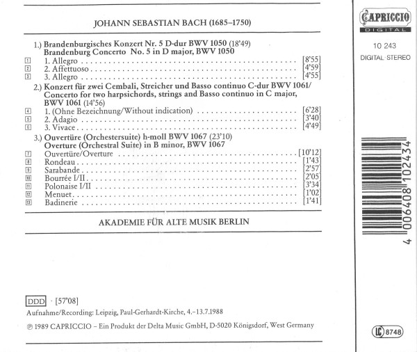 CD-Rückseite mit der Trackliste von Johann Sebastian Bach (1685–1750). Aufgeführt sind das Brandenburgische Konzert Nr. 5 BWV 1050, das Konzert für zwei Cembali BWV 1061 und die Orchestersuite Nr. 2 BWV 1067 mit einzelnen Sätzen und Spielzeiten. Interpretiert von der Akademie für Alte Musik Berlin.
