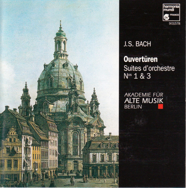 CD‑Cover der Bach‑Orchestersuiten mit historischer Stadtansicht und Hinweis auf die Akademie für Alte Musik Berlin