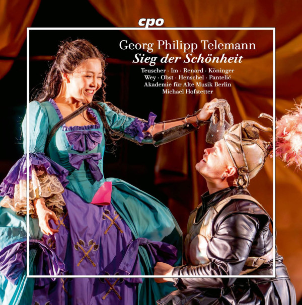 Eine Szene aus der Opernaufführung „Sieg der Schönheit“, die dynamisches Spiel einer Sängerin und eines Sängers in historisch inspirierten Kostümen zeigt.