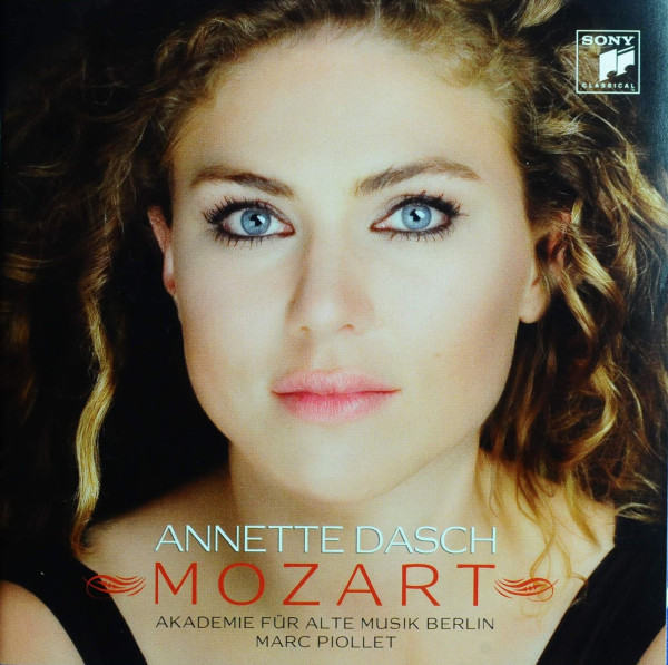 Fotografie einer jungen Frau, die frontal in die Kamera schaut, darunter Angaben zu Komponist, Mitwirkenden und Werken.