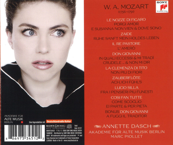 Links eine Fotografie des Gesichts einer jungen Frau, rechts vor rotem Hintergrund Angaben zu Kompnist, Werken und Mitwirkenden.