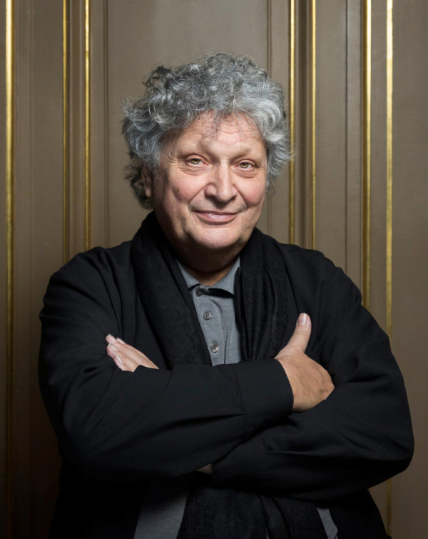 René Jacobs mit verschränkten Armen